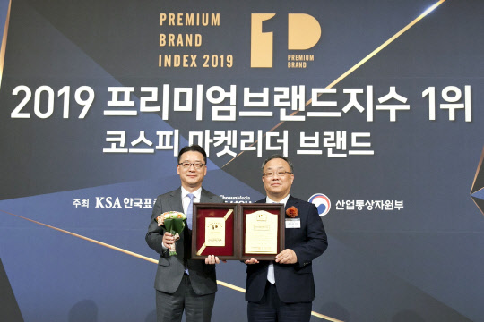 롯데렌터카가 '2019 프리미엄브랜드지수(KS-PBI)'에서 렌터카 부문 11년 연속 1위로 선정됐다. 사진은 남승현 롯데렌탈 경영지원부문장 상무(왼쪽부터)와 이상진 한국표준협회 회장이 기념촬영을 하고 있는 모습. <롯데렌터카 제공>